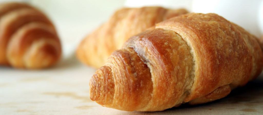 Knapperige en verse croissants